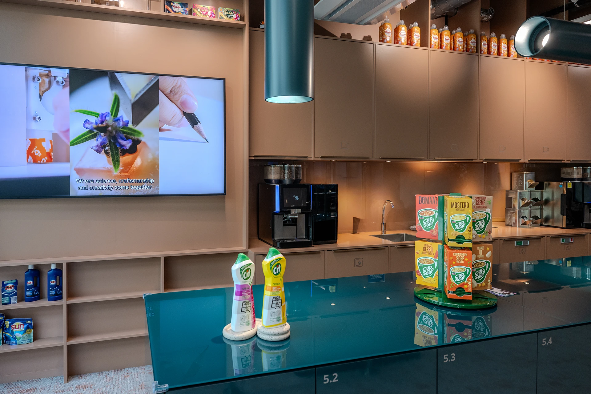 Unilever - Digital Signage